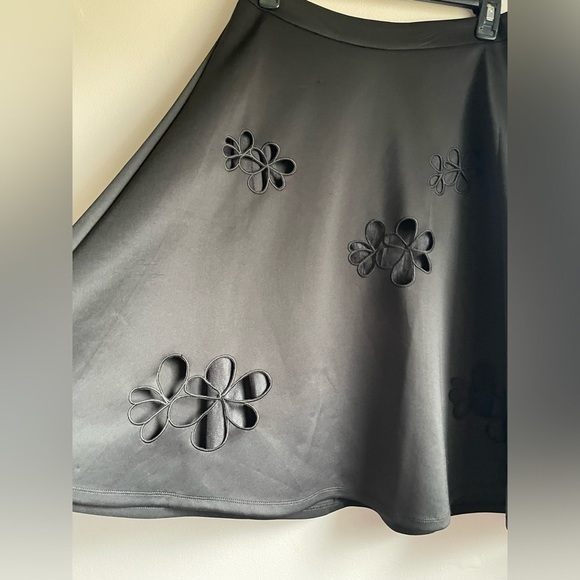 Beautiful elegant  Black flared skirt by Catherine Malandrino. Size 4 - Picture 2 of 9